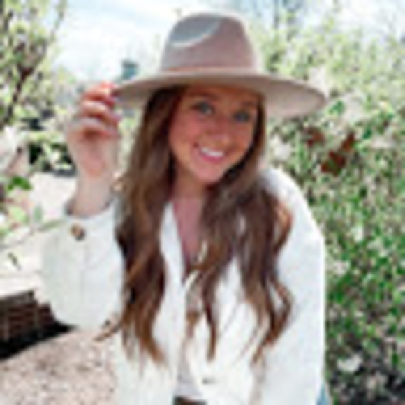 Meet your Posher, Andrea nicole - Picture 1 of 1